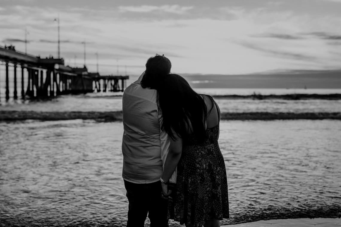 Deux adultes au bord de la mer illustrant une rencontre préparée avec prudence